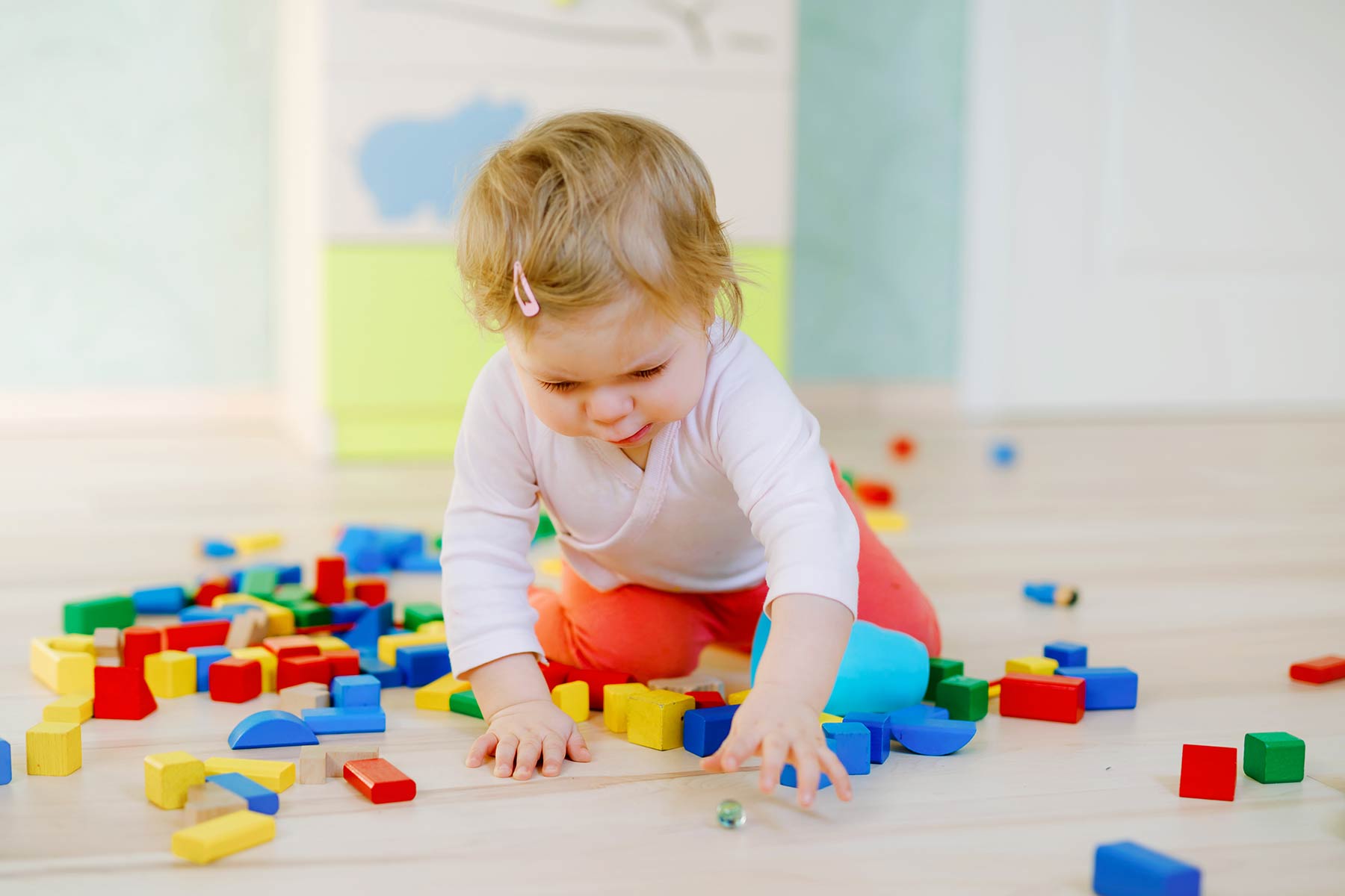 Petit enfant qui joue