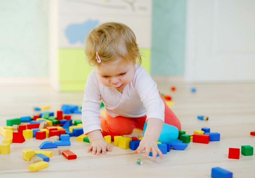 Petit enfant qui joue